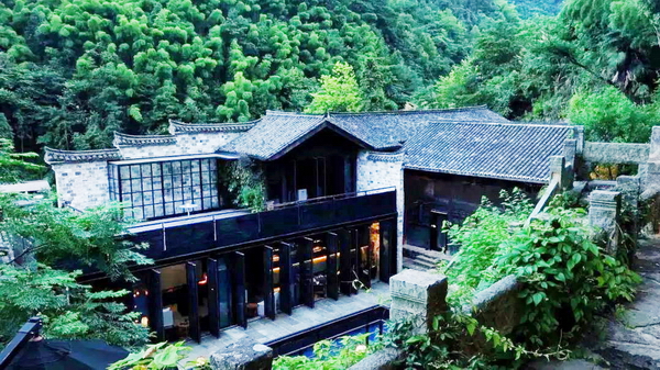 在不舍野馬嶺民宿中，中式家具被完好地繼承與發(fā)揚(yáng)，客房的設(shè)計(jì)簡潔而有溫度，提供了舒適的生活體驗(yàn)